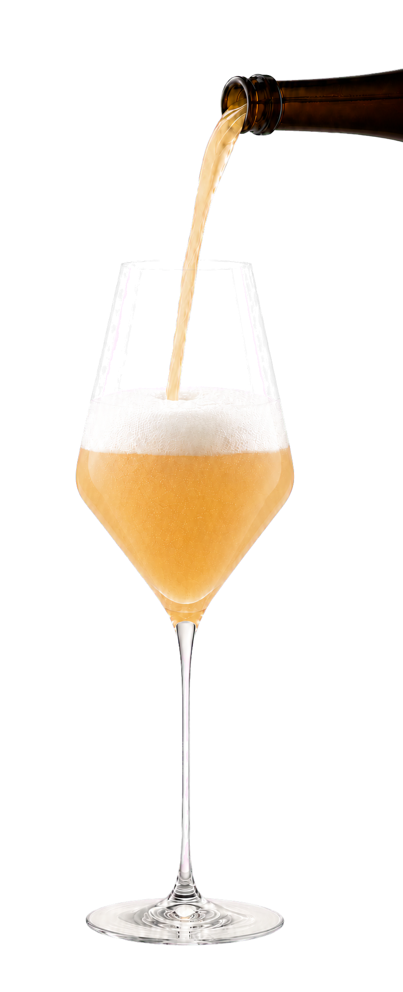 Licht perzik-goud, romig troebel bier met een witte schuimkraag wordt vanuit een Sauvignon Blanc-fles in een gebold champagneglas geschonken